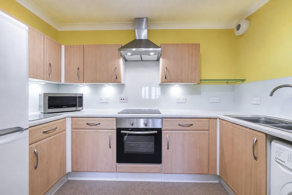 Property photo 3 of 14 Upper High Street
