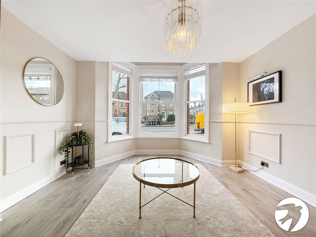 Property photo 3 of 17 Lounge