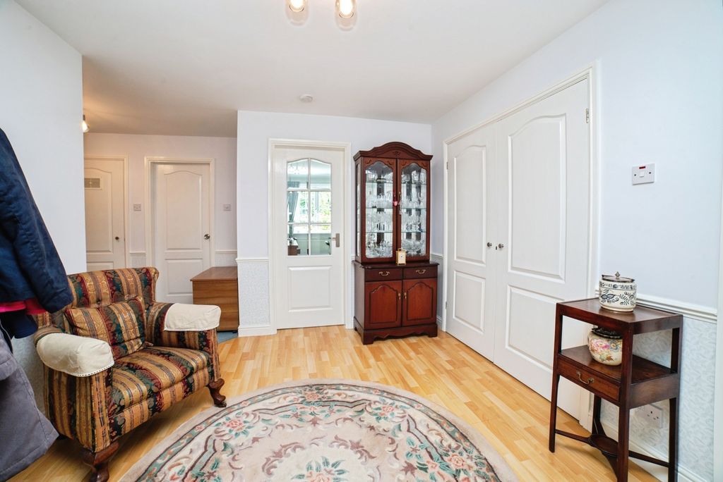Property photo 2 of 17 Entrance Hall
