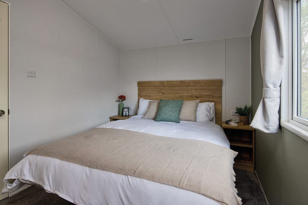 Property photo 3 of 5 The Ellerton Extra Master Bedroom (1).Jpg