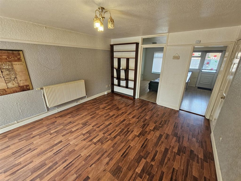 Property photo 3 of 20 Lounge