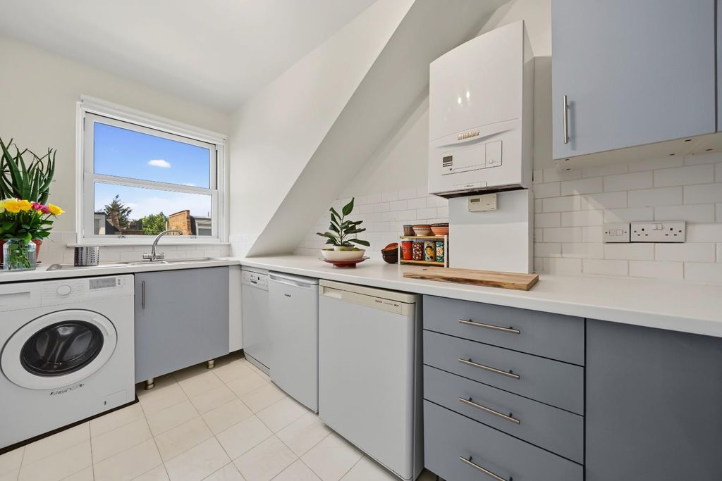 Property photo 3 of 10 Kitchen