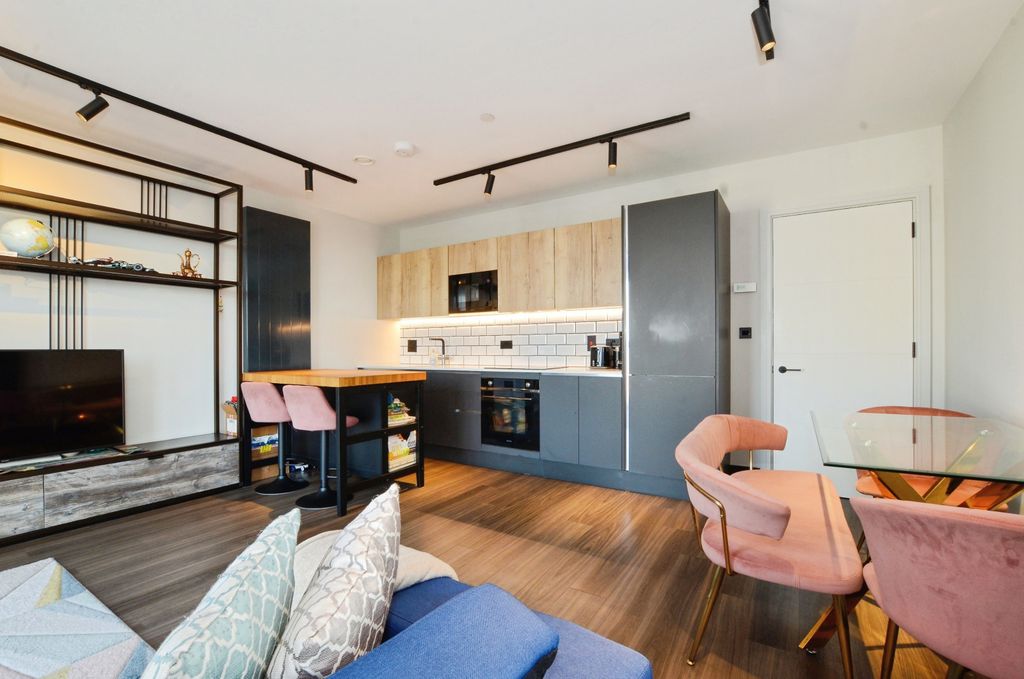 Property photo 2 of 21 2