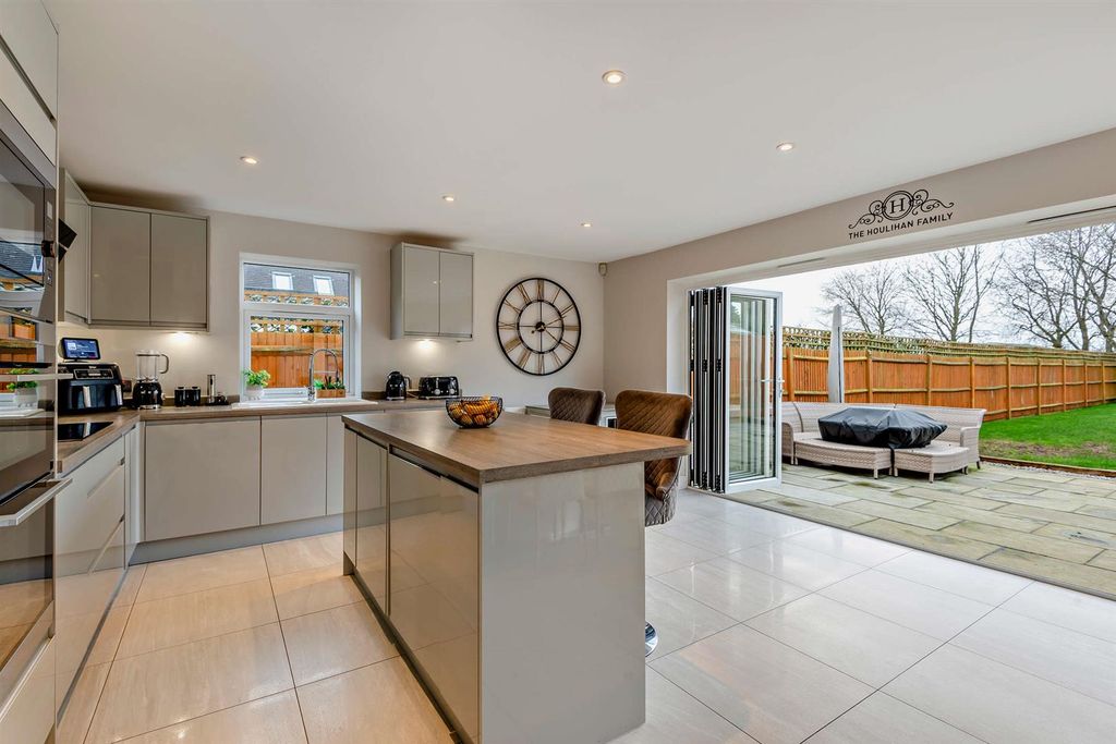 Property photo 3 of 25 Kitchen