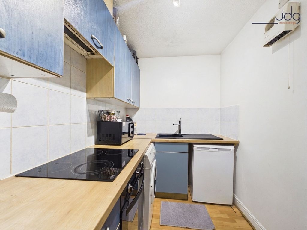 Property photo 2 of 7 Kitchen