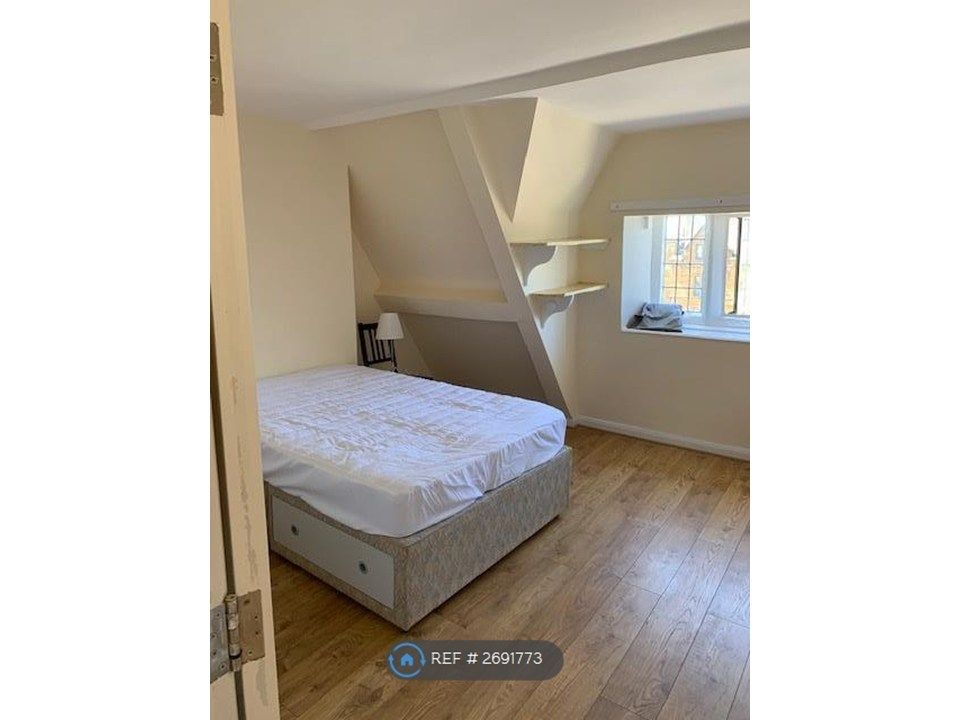 Property photo 2 of 9 Spacious Double Bedroom