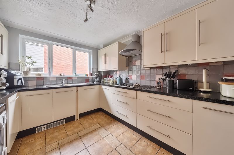 Property photo 3 of 12 Kitchen