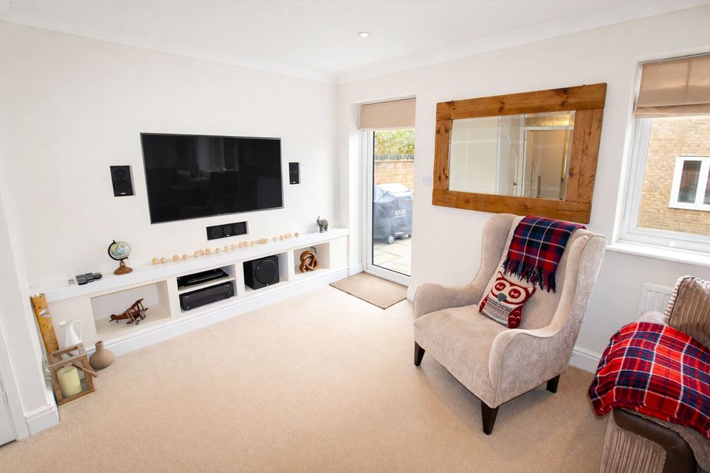 Property photo 3 of 12 Lounge