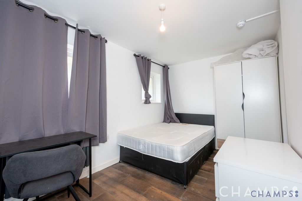 Property photo 1 of 7 Studio In A Shared House