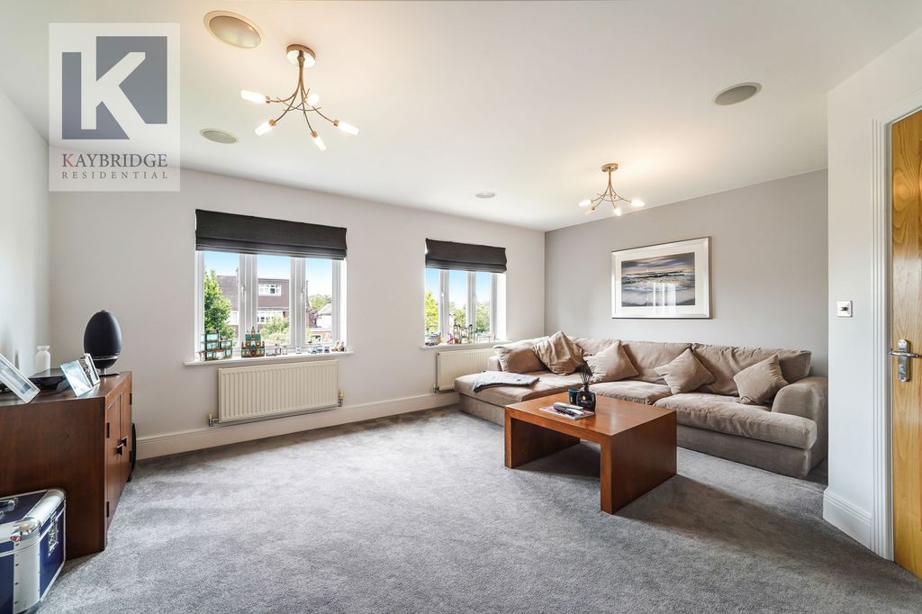 Property photo 2 of 16 Poplar Close, Epsom - Kt17 3Lh