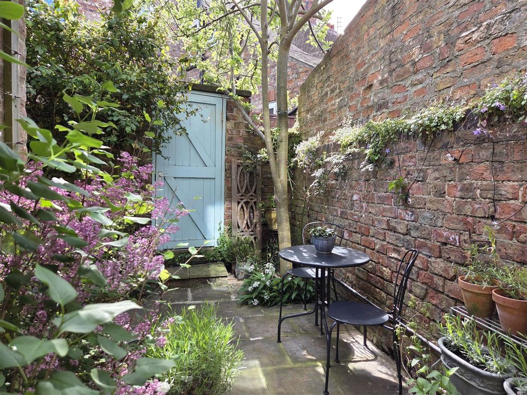 Property photo 3 of 18 Courtyard Garden