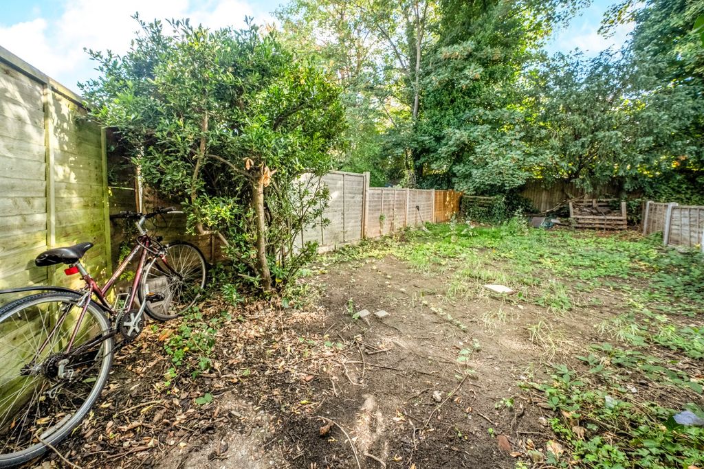 Property photo 2 of 9 Picture No. 17
