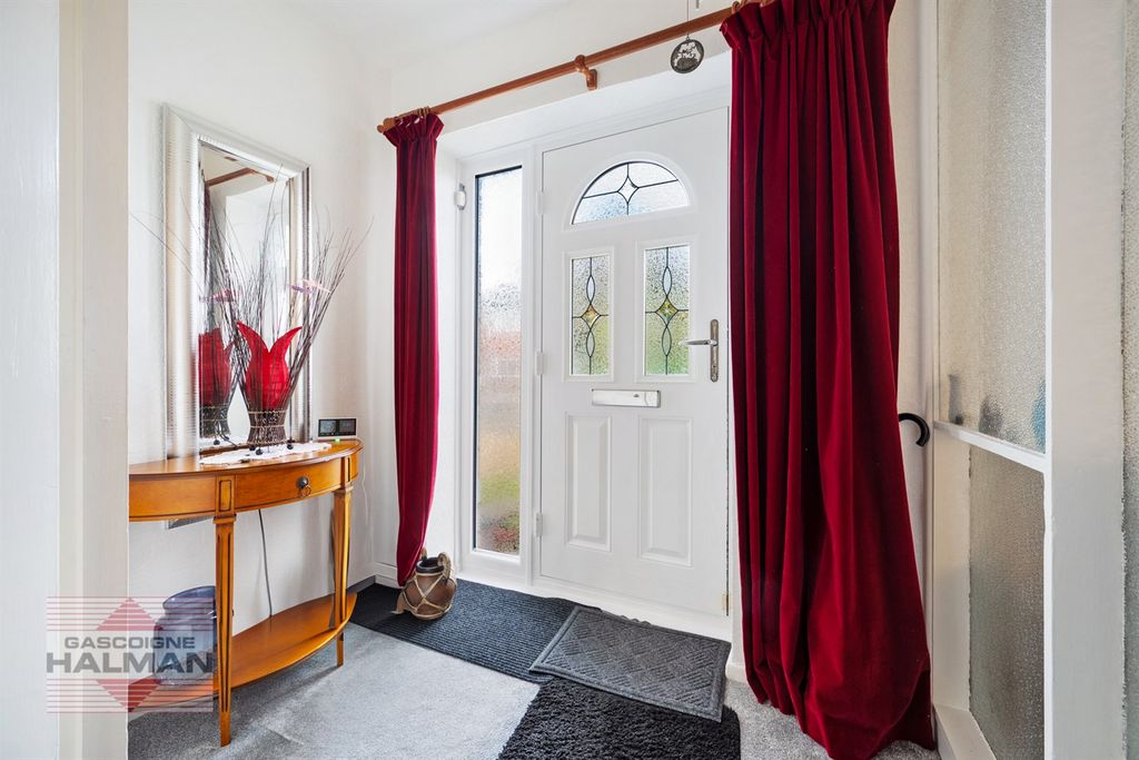 Property photo 2 of 16 Entrance Hall