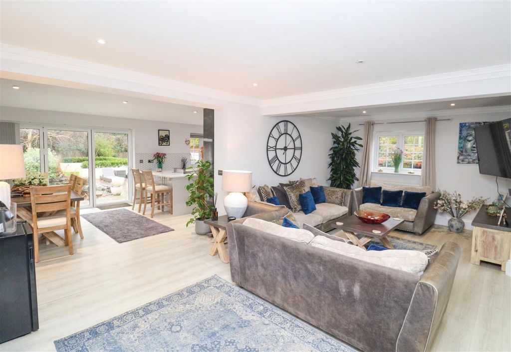 Property photo 2 of 22 Living Room