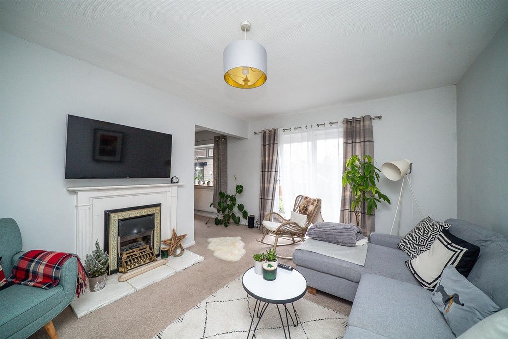 Property photo 2 of 21 Lounge