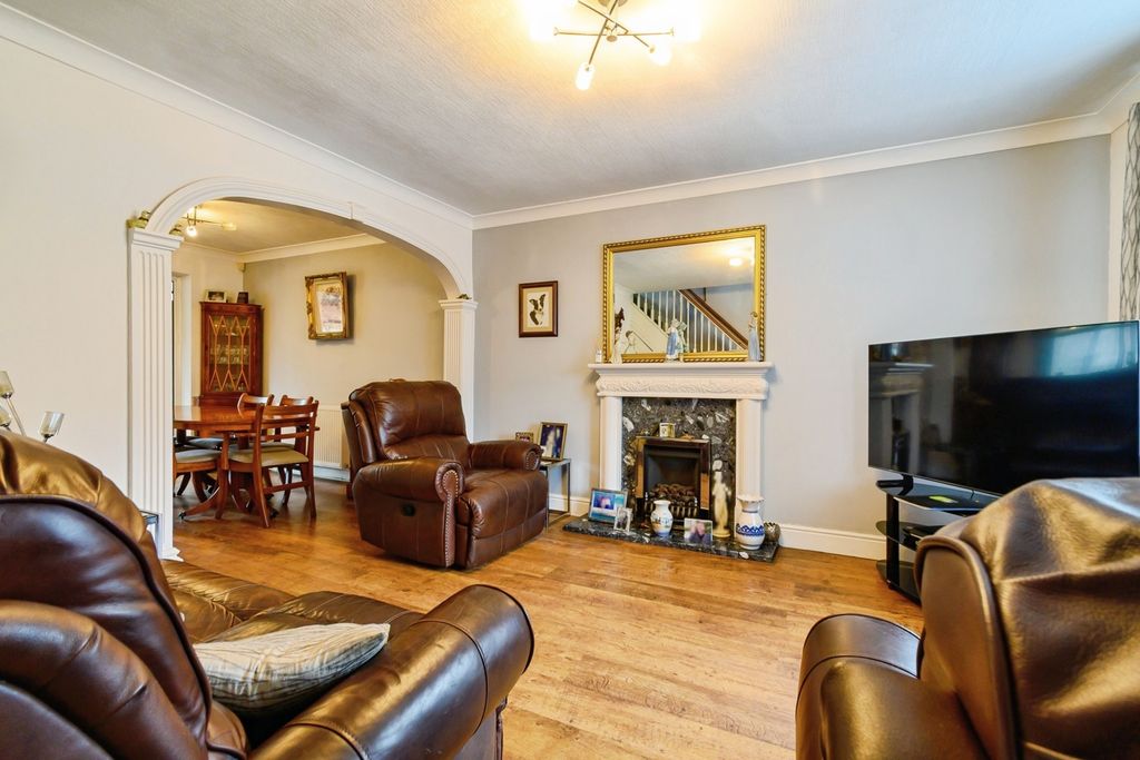 Property photo 3 of 17 Living Room