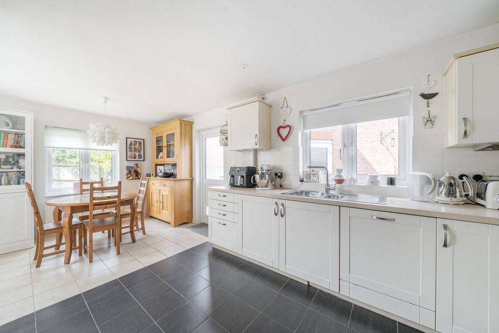 Property photo 2 of 21 1300812-15-6839cc...