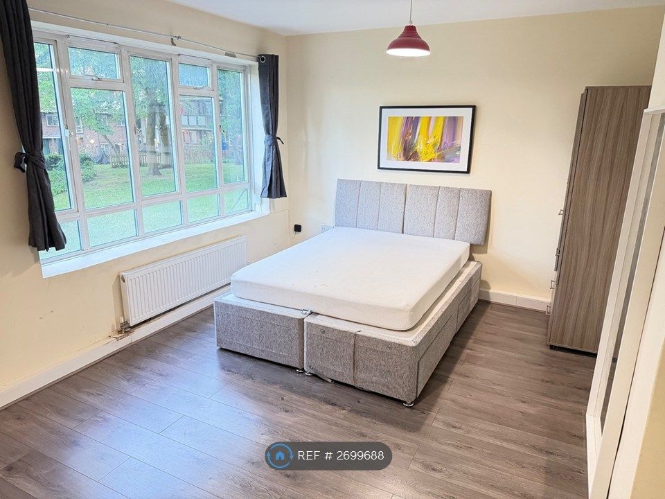 Property photo 1 of 11 Bedroom 1 (View 2)