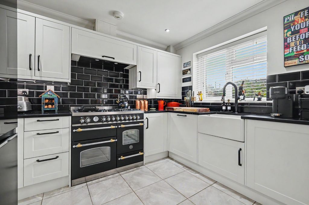 Property photo 3 of 19 5164296