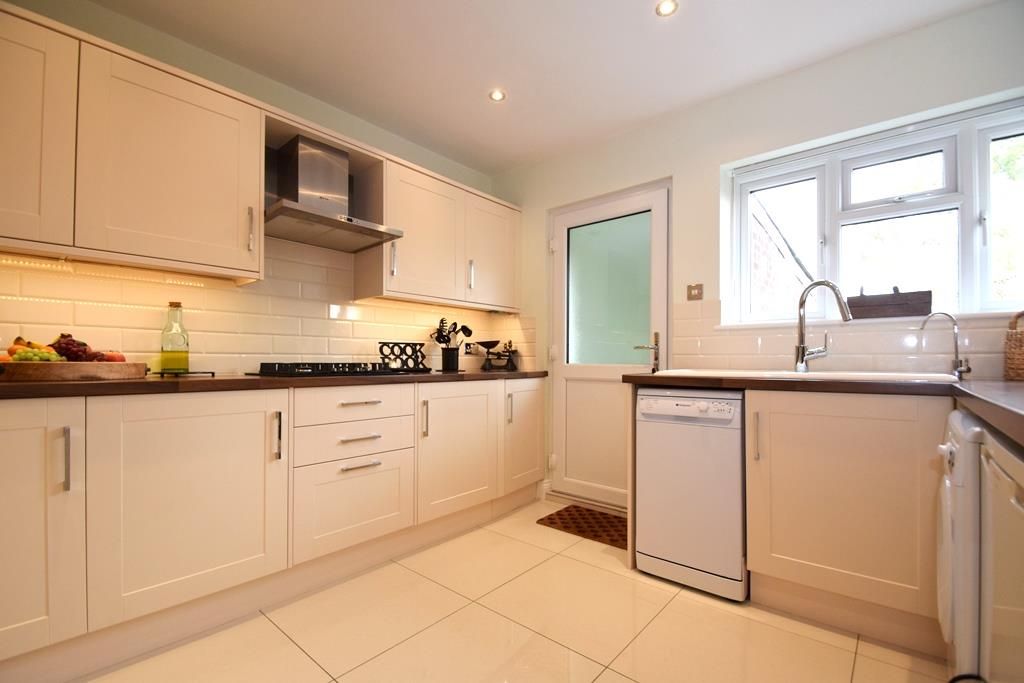 Property photo 3 of 10 Kitchen