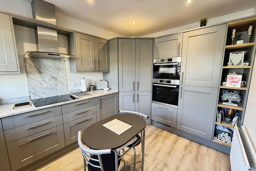 Property photo 3 of 11 Kitchen