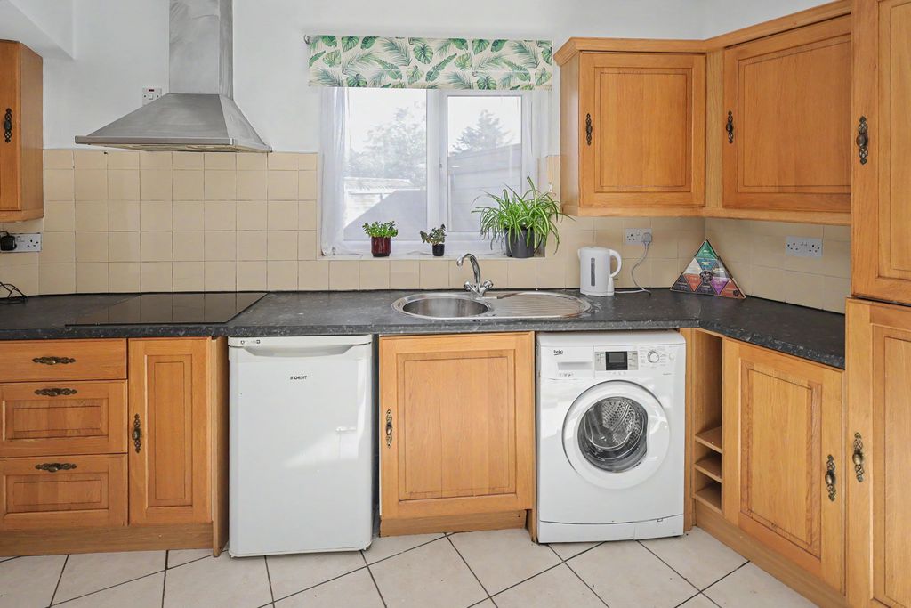 Property photo 3 of 19 17 Elmscroft Gardens, Potters Bar, Hertfordshire En6 2Jp