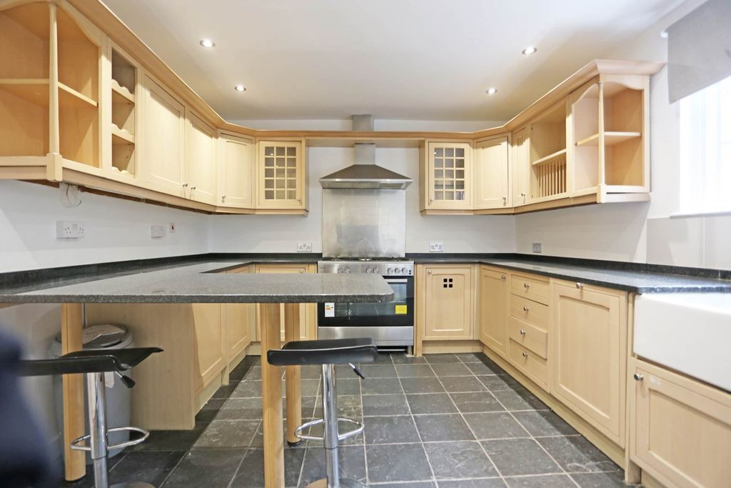 Property photo 2 of 25