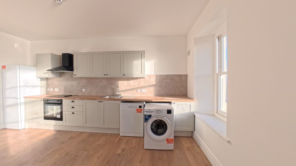 Property photo 2 of 11 Kitchen