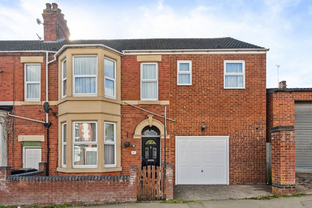 Property photo 1 of 32