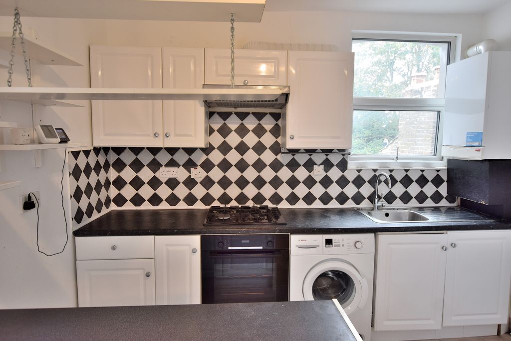 Property photo 2 of 7 Kitchen