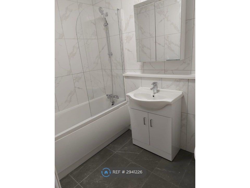 Property photo 2 of 12 Bathroom