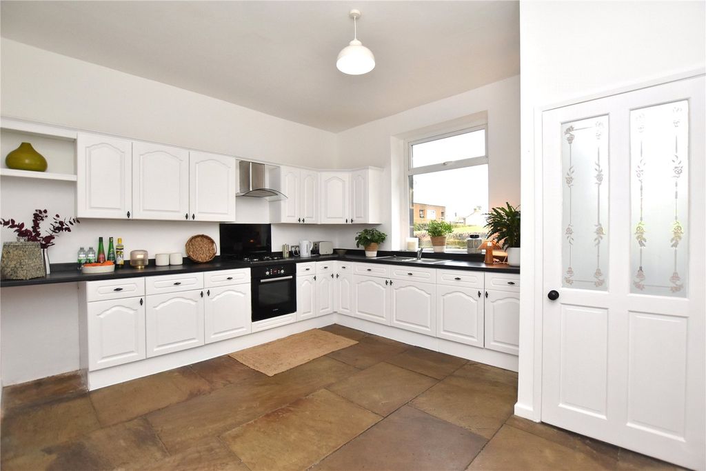 Property photo 2 of 23 Picture No. 14