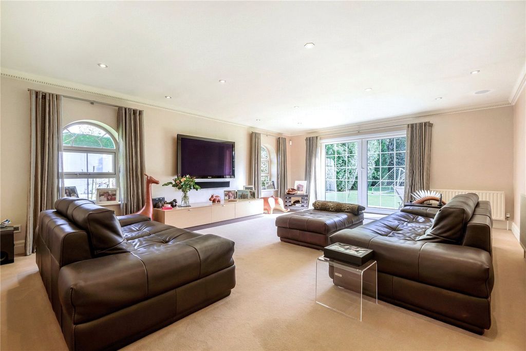 Property photo 3 of 21 Lounge