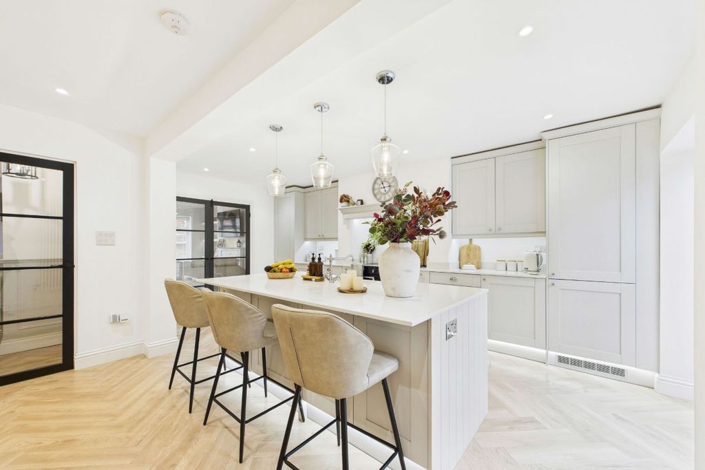 Property photo 3 of 28