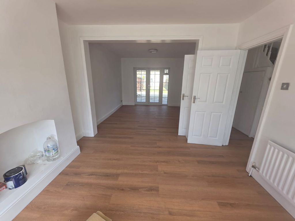 Property photo 1 of 21 A Newly Refurbished Three/ Four Bedroom Property  In Ha2