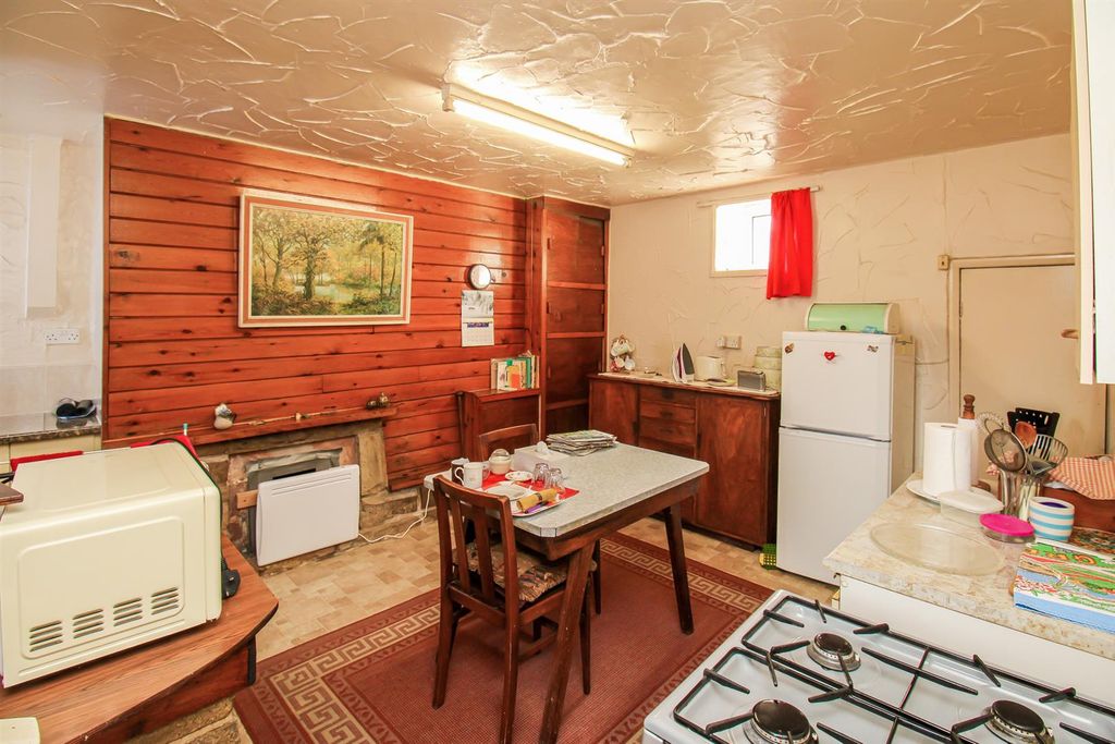 Property photo 3 of 9 Kitchen Diner