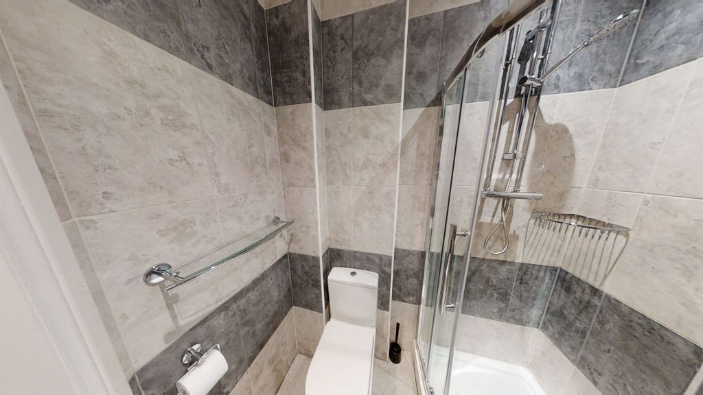 Property photo 3 of 6 R-16-Ensuite