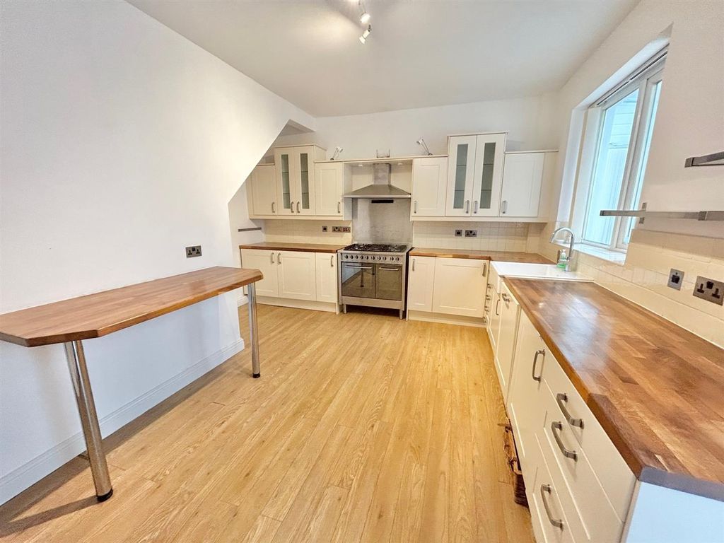 Property photo 3 of 9 Kitchen 2.Jpg