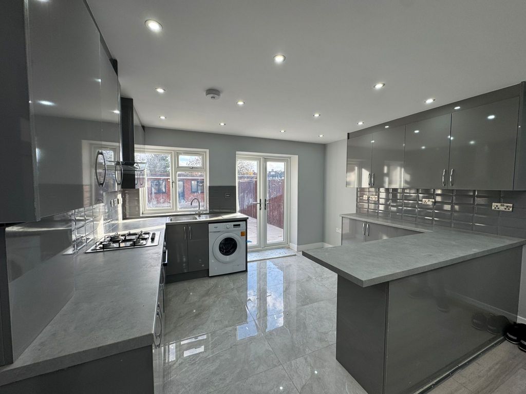 Property photo 1 of 13 4 Bed Semi-Detached House To Rent Swan Road, Feltham Tw13