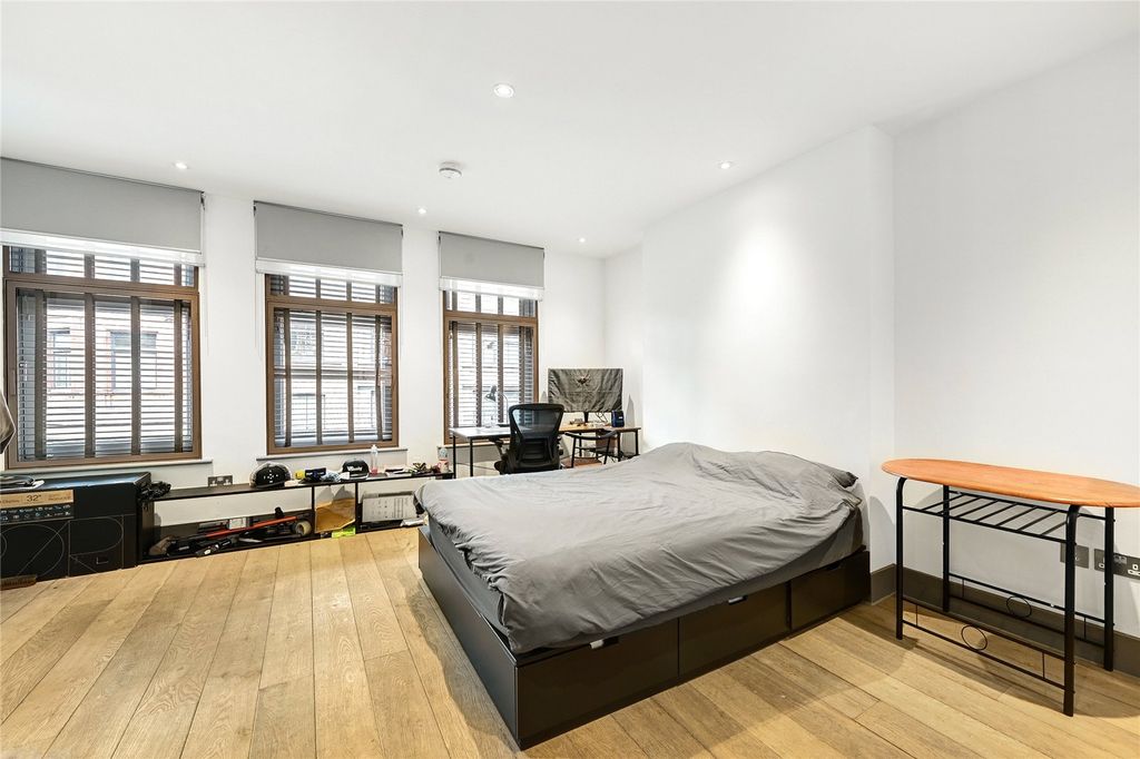 Property photo 1 of 8 Shaftesbury Avenue