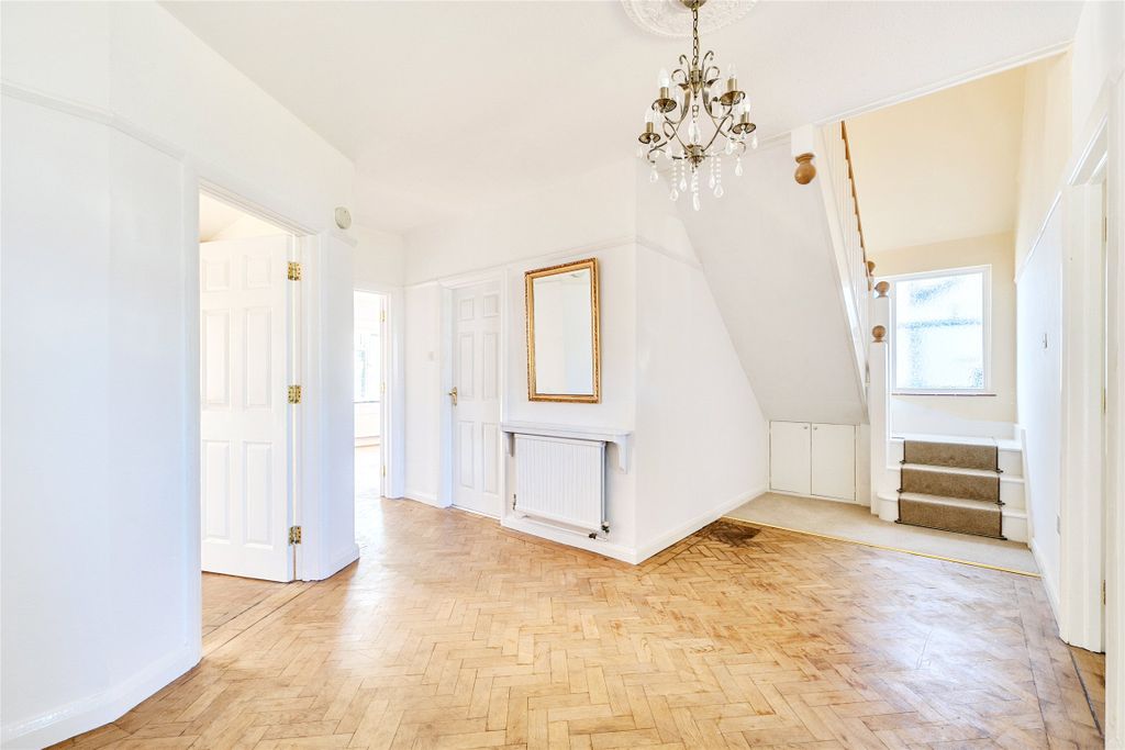 Property photo 3 of 28 Entrance Hall