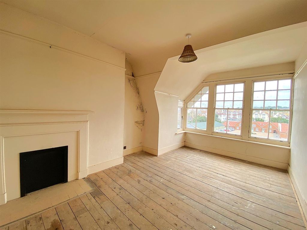 Property photo 3 of 12 16 Knole Ct - Lounge2.Jpg
