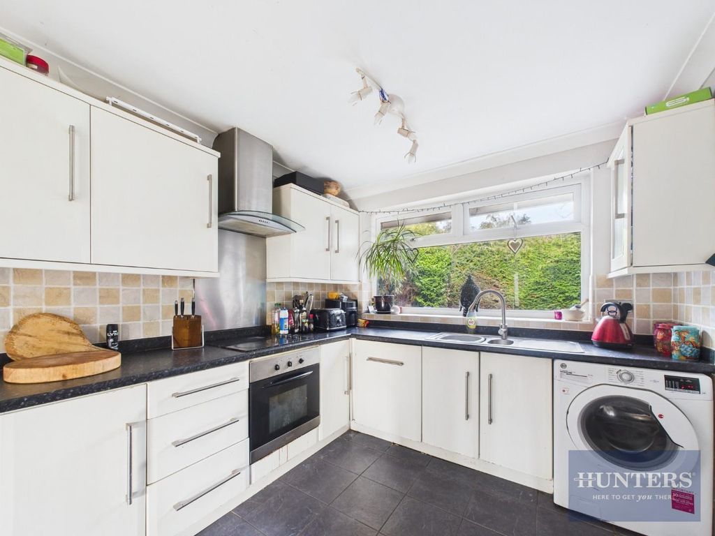 Property photo 3 of 10 Kitchen