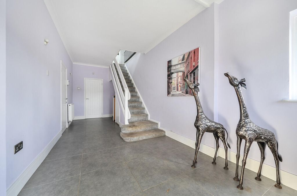 Property photo 2 of 17 Hallway
