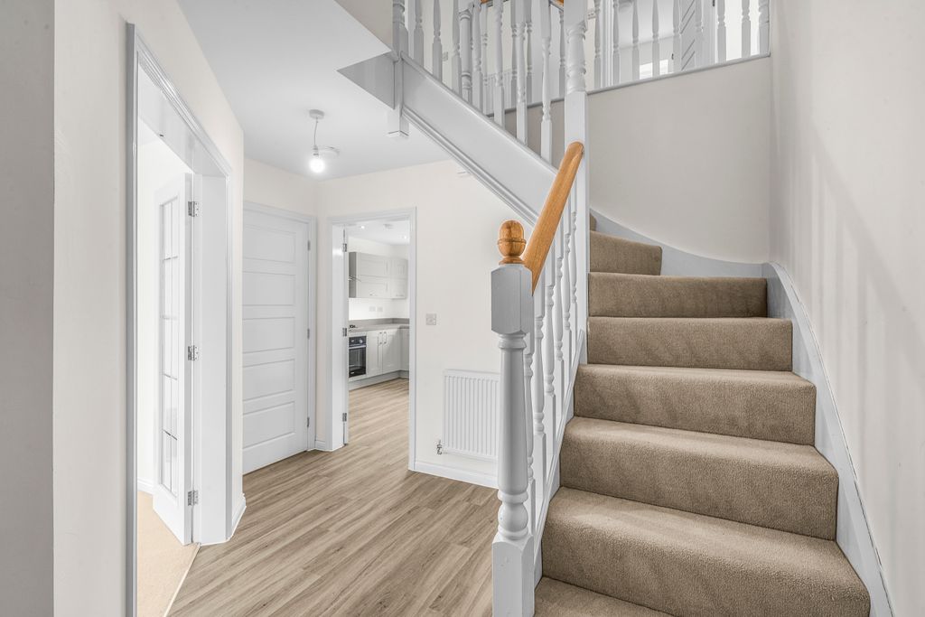 Property photo 3 of 14 Entrance Hall