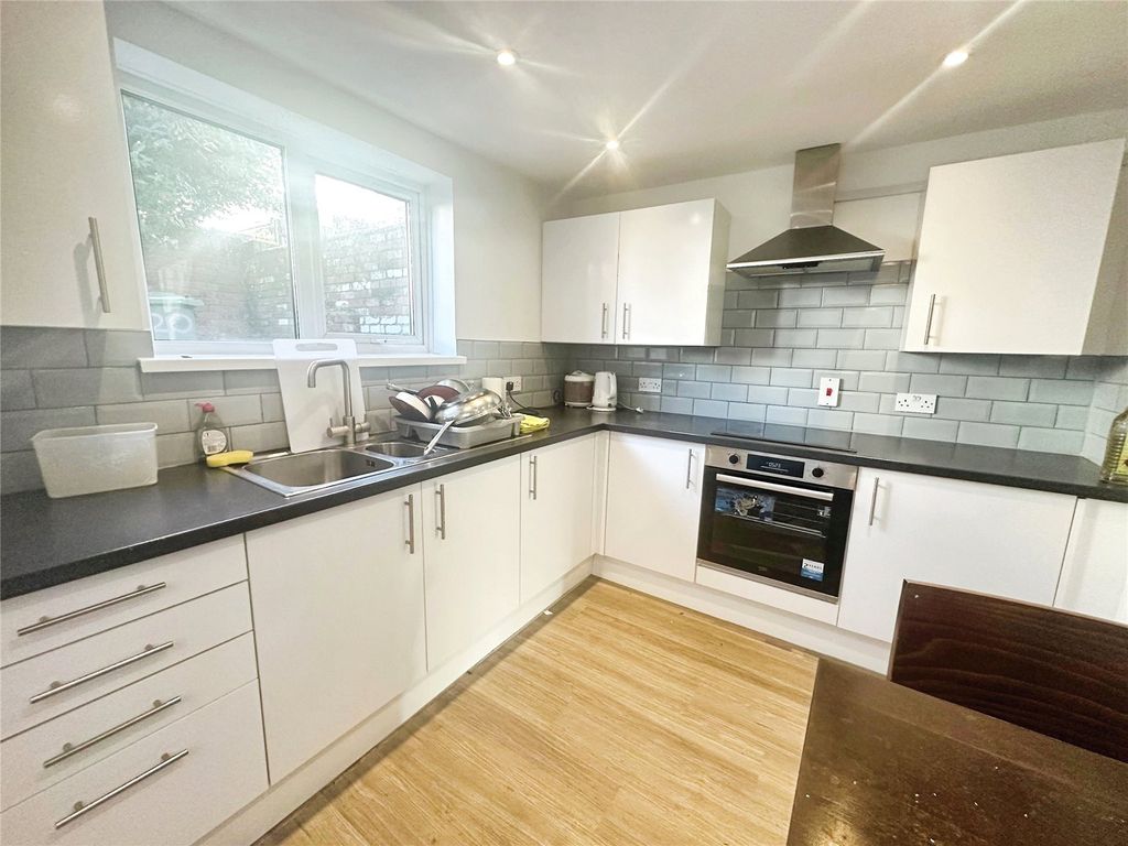 Property photo 3 of 8 Kitchen