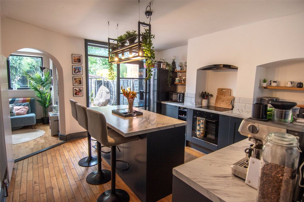 Property photo 2 of 18 Picture No. 21