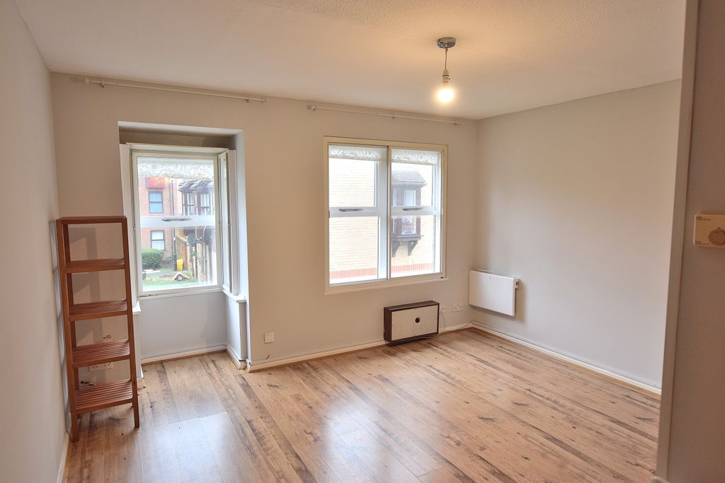 Property photo 2 of 7 Living Area