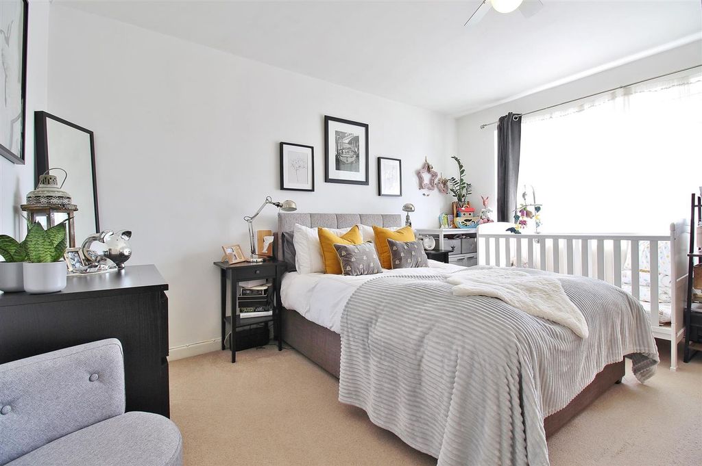 Property photo 3 of 6 Main Bedroom