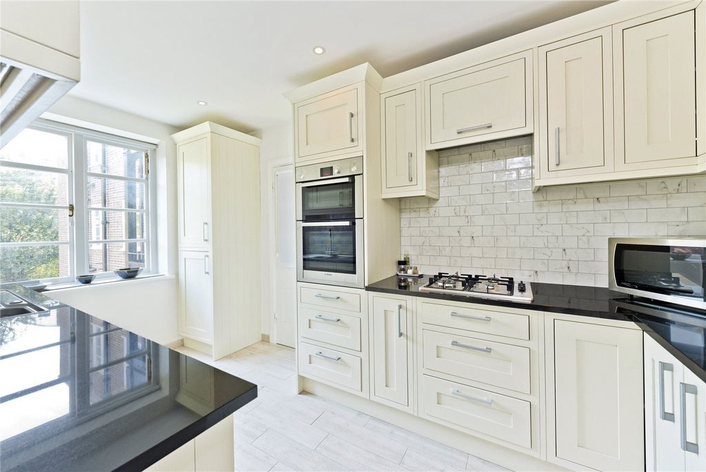 Property photo 1 of 11 Kitchen